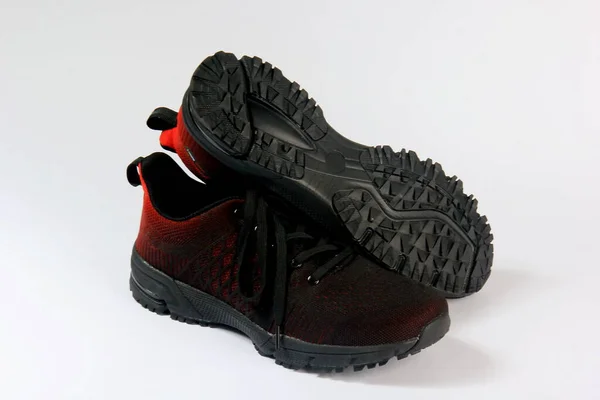 Siyah Kırmızı Spor Koşu Ayakkabıları Beyaz Arka Planda Izole — Stok fotoğraf