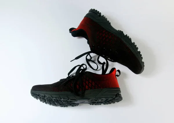 黑色和红色运动鞋在白色背景下隔离 — 图库照片