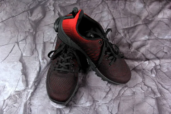Siyah Kırmızı Spor Ayakkabıları Siyah Taş Arka Planda — Stok fotoğraf