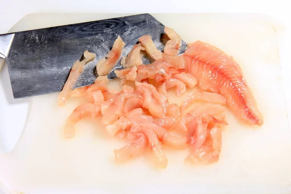 Cuchillo Chef Con Pescado Cortado Una Tabla Cocina Blanca — Foto de Stock