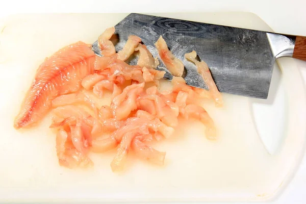 Šéfkuchařský Nůž Krájenou Rybou Bílé Kuchyňské Desce — Stock fotografie