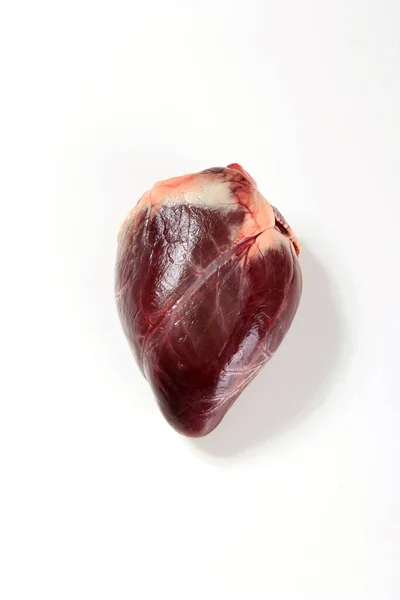 Ωμό Ζώο Ελάφι Καρδιά Απομονωμένη Λευκό Φόντο — Φωτογραφία Αρχείου