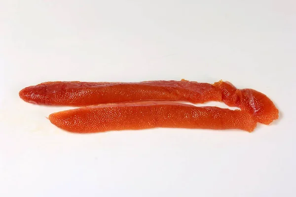 白い背景に全体の魚のキャビア オレンジパイクキャビア — ストック写真