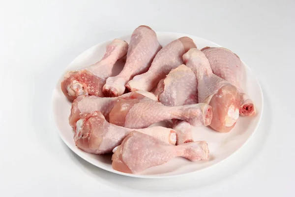 Nyers Csirkelábak Fűszerekkel Fehér Háttérrel Közelről Csirkecomb Nyersen — Stock Fotó