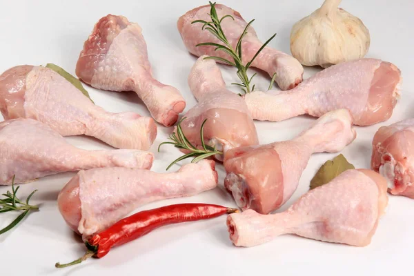 Kaki Ayam Mentah Dengan Rempah Rempah Dengan Latar Belakang Putih — Stok Foto