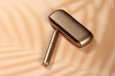 Riga, Letonya, 19 Şubat 2023: IQOS altın rengi olarak adlandırılan yeni ısı-yanmaz tütün ısıtma sistemi, yeni nesil IQOS elektronik sigarası