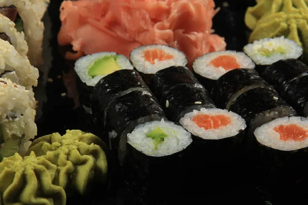 Zestaw Sushi Nigiri Maki Rolki Podawane Plastikowym Pudełku Różne Rodzaje — Zdjęcie stockowe