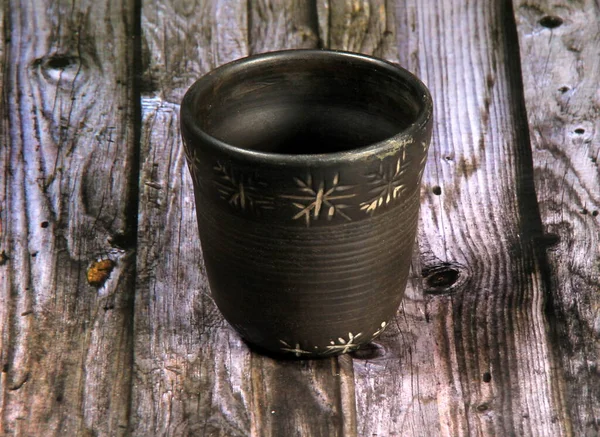 Czarna Ceramika Drewnianym Tle Deski Ręcznie Robione Gliniane Garnki — Zdjęcie stockowe
