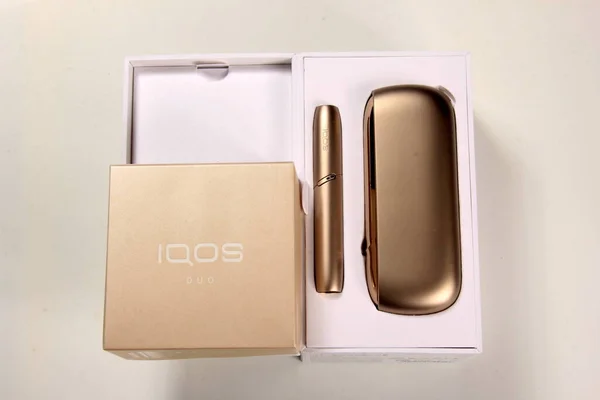 Riga, Letonya, 19 Şubat 2023: IQOS altın rengi olarak adlandırılan yeni ısı-yanmaz tütün ısıtma sistemi, yeni nesil IQOS elektronik sigarası