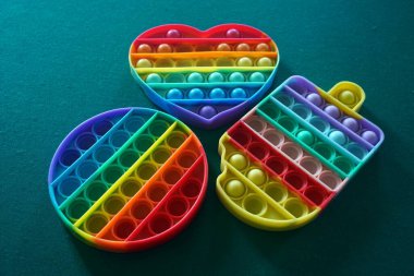        Renkli anti-stres oyuncakları. Fidget oyuncak seti. Duyusal vektör oyuncağını patlat. Gökkuşağı karesi popüler Patlat                        