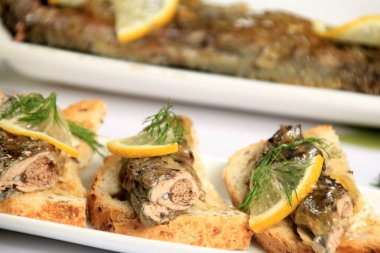 kızarmış balık nehri bofa balığı (lampetra fluviatilis) ekmeğin üzerinde