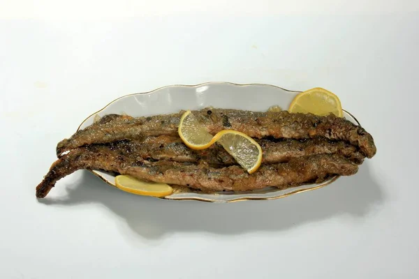 Gebratener Fisch Flussneunauge Lampetra Fluviatilis Auf Brot — Stockfoto