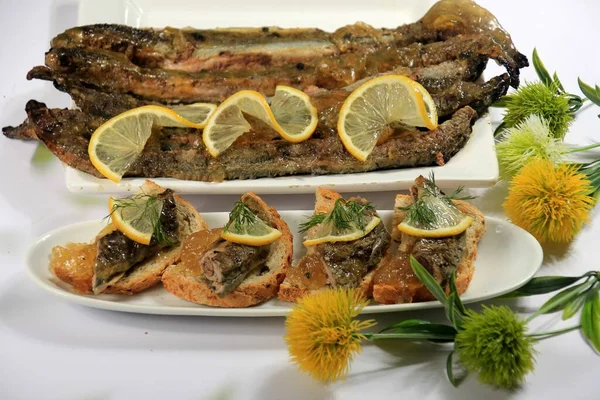 烤鱼河灯笼 Lampetra Fluviatilis 在面包上 — 图库照片