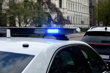 Mavi polis arabası ışıkları, Letonya