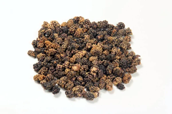 Getrocknete Schwarze Maulbeerfrüchte Haufen Getrockneter Schwarzer Maulbeeren Isoliert Auf Weiß — Stockfoto
