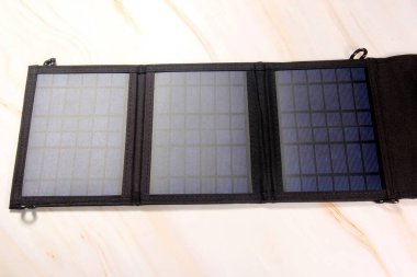 Işık arkaplanındaki güneş pilleri paneli. Pil güneş enerjisi aygıtı