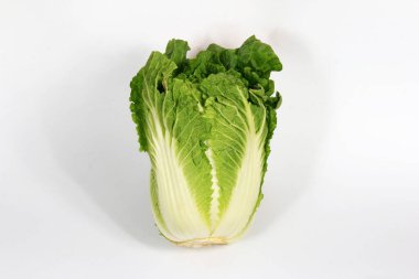 Beyaz arka planda taze Çin lahanası var. Napa lahanası