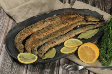 Bir tabakta bütün kuzu eti, balık lezzetleri, Letonya mutfağı.