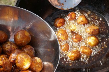    Kızarmış organik yeni patatesler. Kızarmış patateslerin yakın plan fotoğrafı.                            