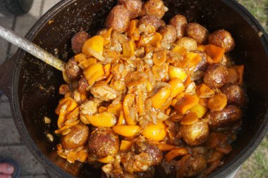      Sebzeler ocakta tavada kızartılıyor. Tavada kızarmış havuç ve sebze.                          