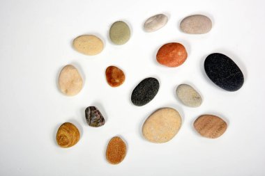 Beyaz arka planda izole edilmiş çok renkli yumuşak deniz taşları. deniz taşları.
