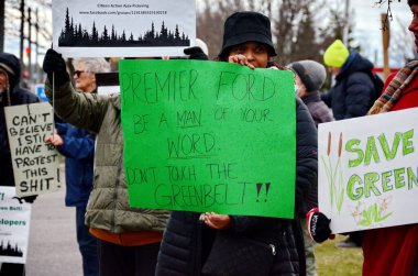 Ajax, Durham, Ontario, Kanada, 25 Kasım 2022: Ontario 'nun 23 sayılı Tasarısı Hükümeti' ne karşı cemiyet mitingi. Ontario 'nun yeşil kuşağının çevre korumasını kaldıracak bir yasa tasarısı..