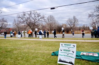 Ajax, Durham, Ontario, Kanada, 25 Kasım 2022: Ontario 'nun 23 sayılı Tasarısı Hükümeti' ne karşı cemiyet mitingi. Ontario 'nun yeşil kuşağının çevre korumasını kaldıracak bir yasa tasarısı..