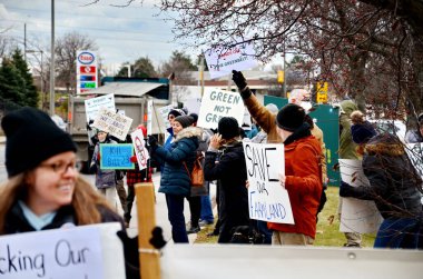 Ajax, Durham, Ontario, Kanada, 25 Kasım 2022: Ontario 'nun 23 sayılı Tasarısı Hükümeti' ne karşı cemiyet mitingi. Ontario 'nun yeşil kuşağının çevre korumasını kaldıracak bir yasa tasarısı..
