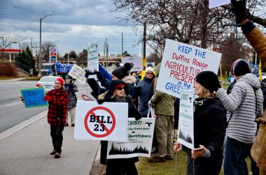 Ajax, Durham, Ontario, Kanada, 25 Kasım 2022: Ontario 'nun 23 sayılı Tasarısı Hükümeti' ne karşı cemiyet mitingi. Ontario 'nun yeşil kuşağının çevre korumasını kaldıracak bir yasa tasarısı..
