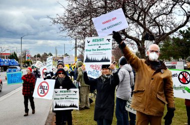 Ajax, Durham, Ontario, Kanada, 25 Kasım 2022: Ontario 'nun 23 sayılı Tasarısı Hükümeti' ne karşı cemiyet mitingi. Ontario 'nun yeşil kuşağının çevre korumasını kaldıracak bir yasa tasarısı..