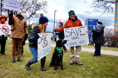 Ajax, Durham, Ontario, Kanada, 25 Kasım 2022: Ontario 'nun 23 sayılı Tasarısı Hükümeti' ne karşı cemiyet mitingi. Ontario 'nun yeşil kuşağının çevre korumasını kaldıracak bir yasa tasarısı..