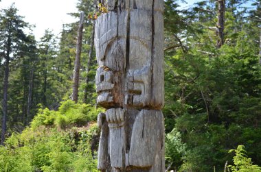 Tarihi Totem Polonyalıları, Sgang Gwaay, Ninstints, Haida Gwaii, BC, Kanada