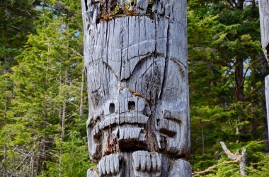 Tarihi Totem Polonyalıları, Sgang Gwaay, Ninstints, Haida Gwaii, BC, Kanada