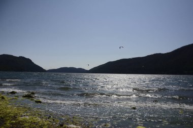 Vancouver Adası, BC, Kanada 'daki Nitinat Gölü' nde sörf tahtası. Nitinaht, istikrarlı ve tutarlı rüzgarları nedeniyle Kanada 'nın en iyi uçurtma sörfü yerlerinden biridir..