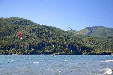 Vancouver Adası, BC, Kanada 'daki Nitinat Gölü' nde sörf tahtası. Nitinaht, istikrarlı ve tutarlı rüzgarları nedeniyle Kanada 'nın en iyi uçurtma sörfü yerlerinden biridir..