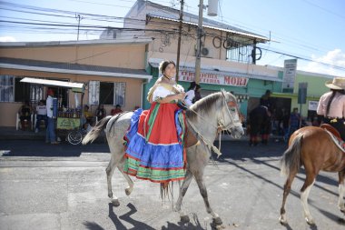 Liberya, Kosta Rika, 3 Mart 2024: El Tope, Kosta Rika Ulusal Atlılar Günü 'nde yüzlerce at ve binici karmaşık İspanyol dansları yaparak Liberya sokaklarını doldurdu..