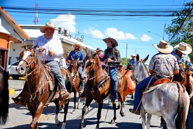 Liberya, Kosta Rika, 3 Mart 2024: El Tope, Kosta Rika Ulusal Atlılar Günü 'nde yüzlerce at ve binici karmaşık İspanyol dansları yaparak Liberya sokaklarını doldurdu..