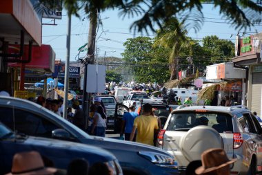 Liberya, Kosta Rika, 3 Mart 2024: El Tope, Kosta Rika Ulusal Atlılar Günü 'nde yüzlerce at ve binici karmaşık İspanyol dansları yaparak Liberya sokaklarını doldurdu..