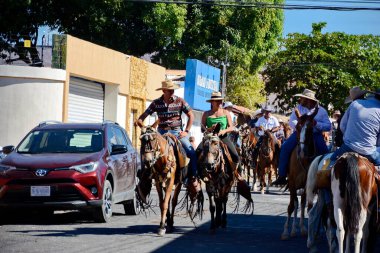 Liberya, Kosta Rika, 3 Mart 2024: El Tope, Kosta Rika Ulusal Atlılar Günü 'nde yüzlerce at ve binici karmaşık İspanyol dansları yaparak Liberya sokaklarını doldurdu..