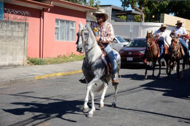 Liberya, Kosta Rika, 3 Mart 2024: El Tope, Kosta Rika Ulusal Atlılar Günü 'nde yüzlerce at ve binici karmaşık İspanyol dansları yaparak Liberya sokaklarını doldurdu..