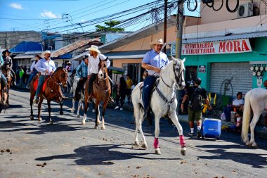 Liberya, Kosta Rika, 3 Mart 2024: El Tope, Kosta Rika Ulusal Atlılar Günü 'nde yüzlerce at ve binici karmaşık İspanyol dansları yaparak Liberya sokaklarını doldurdu..