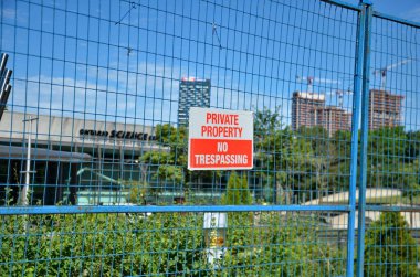 Toronto, Ontario, Kanada, 28 Haziran 2024: Ontario Bilim Merkezi 21 Haziran 2024 tarihinde Ontario Hükümeti tarafından kapatıldı. Çitler güvenlik görevlilerine verildi. Kapanış halkın endişelerine yol açtı..