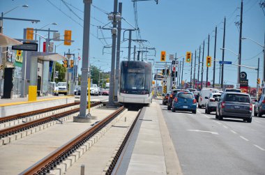 Toronto, Ontario, Kanada, 28 Haziran 2024: Eglinton Crosstown LRT test treni Scarborough 'daki geçiş hattı boyunca ilerliyor. Satır için henüz bir açılış tarihi yok. Eylül 2024 itibariyle..