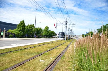 Toronto, Ontario, Kanada, 28 Haziran 2024: Eglinton Crosstown LRT test treni Scarborough 'daki geçiş hattı boyunca ilerliyor. Satır için henüz bir açılış tarihi yok. Eylül 2024 itibariyle..