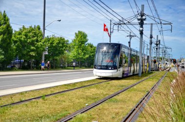 Toronto, Ontario, Kanada, 28 Haziran 2024: Eglinton Crosstown LRT test treni Scarborough 'daki geçiş hattı boyunca ilerliyor. Satır için henüz bir açılış tarihi yok. Eylül 2024 itibariyle..