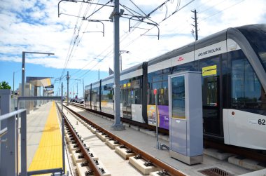 Toronto, Ontario, Kanada, 28 Haziran 2024: Eglinton Crosstown LRT test treni Scarborough 'daki geçiş hattı boyunca ilerliyor. Satır için henüz bir açılış tarihi yok. Eylül 2024 itibariyle..