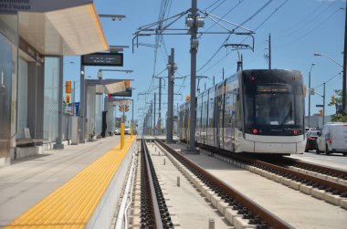 Toronto, Ontario, Kanada, 28 Haziran 2024: Eglinton Crosstown LRT test treni Scarborough 'daki geçiş hattı boyunca ilerliyor. Satır için henüz bir açılış tarihi yok. Eylül 2024 itibariyle..