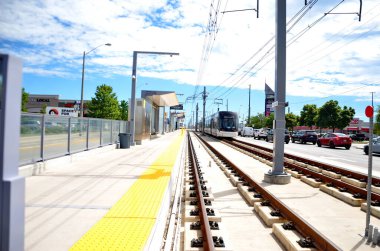 Toronto, Ontario, Kanada, 28 Haziran 2024: Eglinton Crosstown LRT test treni Scarborough 'daki geçiş hattı boyunca ilerliyor. Satır için henüz bir açılış tarihi yok. Eylül 2024 itibariyle..