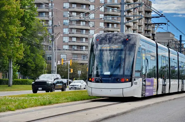 Toronto, Ontario, Kanada, 28 Haziran 2024: Eglinton Crosstown LRT test treni Scarborough 'daki geçiş hattı boyunca ilerliyor. Satır için henüz bir açılış tarihi yok. Eylül 2024 itibariyle..