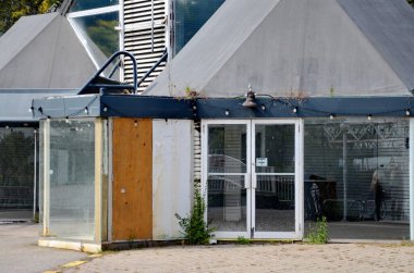 Toronto, Ontario, Kanada, 23 Eylül 2023: The West Commons area on the West Island at Ontario Place, Toronto. West Commons binası 22 Haziran 2024 'ten itibaren Ontario Govt tarafından yıkılmıştır..